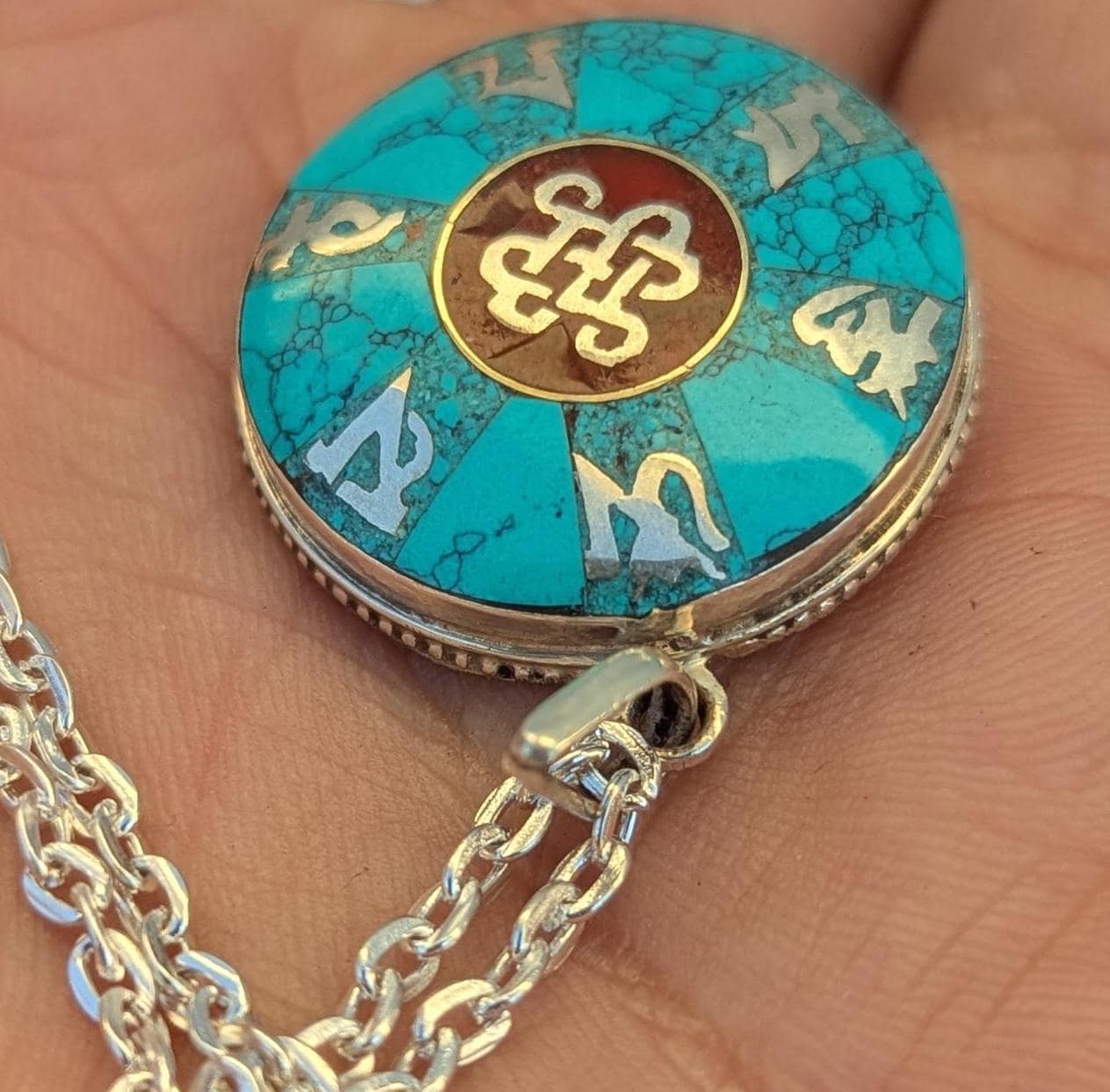 Om Mani Padme Hug, Buddhist Necklace Silver Pendant.(Central The Glorious Endless Knot) (T1102-002.2)