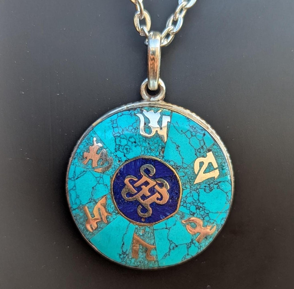 Om Mani Padme Hug, Buddhist Necklace Silver Pendant.(Central The Glorious Endless Knot) (T1102-002.2)