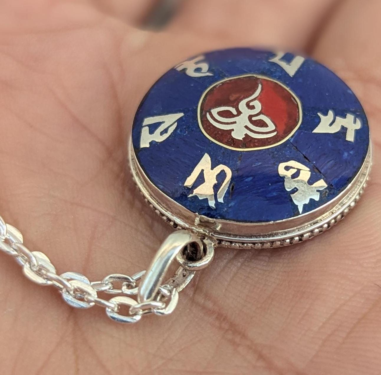 Om Mani Padme Hug, Buddhist Necklace Silver Pendant. (Central Buddha eye) (T1102-002.4)