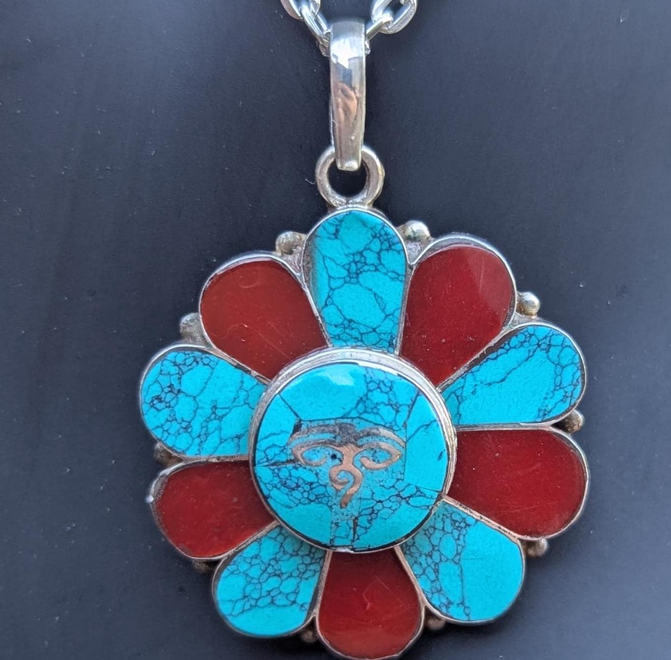 Blooming Flower inlayPendant with Turquoise and  red coral (Buddha eye in central)T1102-003