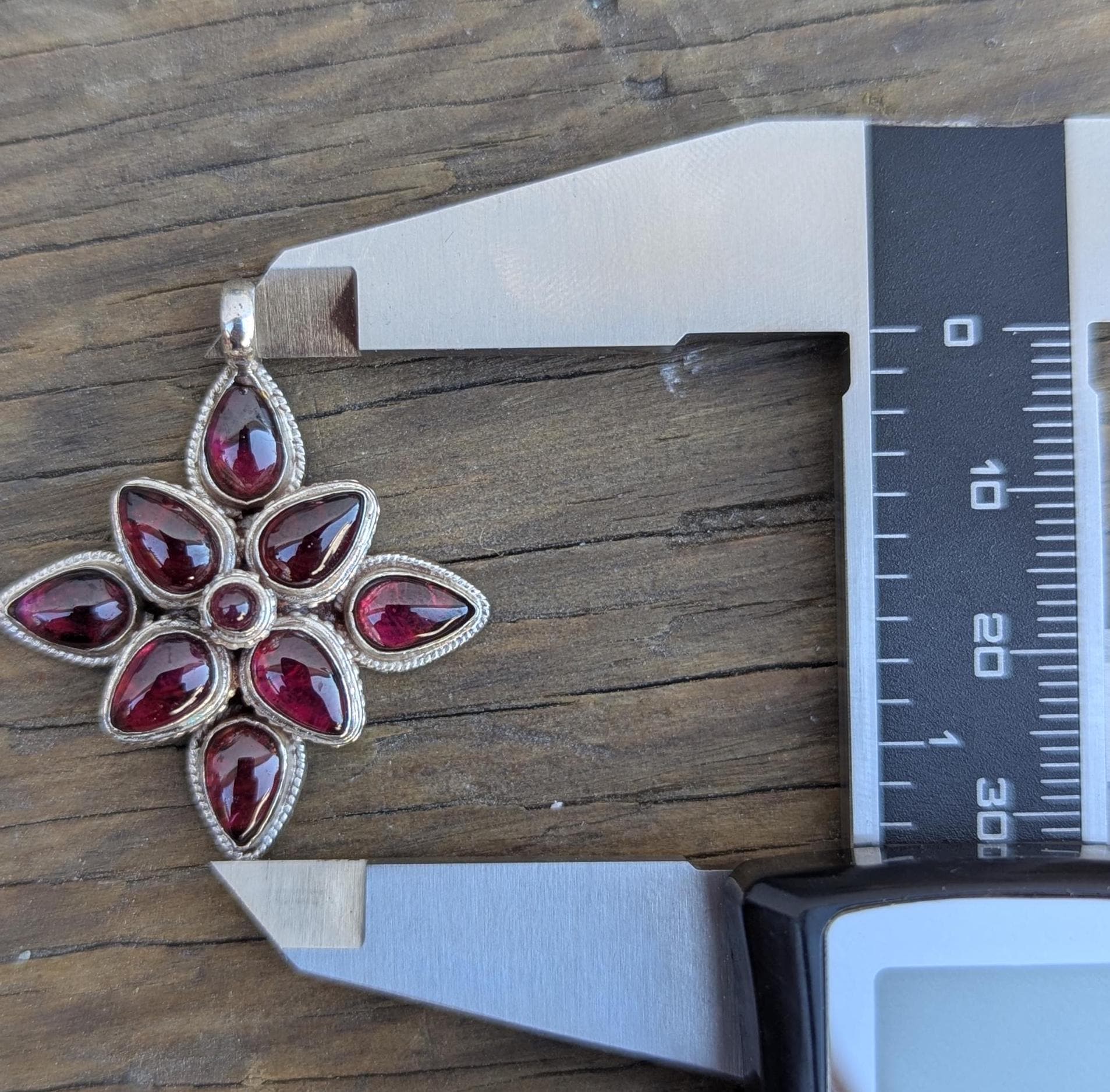 Silver Faceted garnet stone Pendant.(T1103-005)