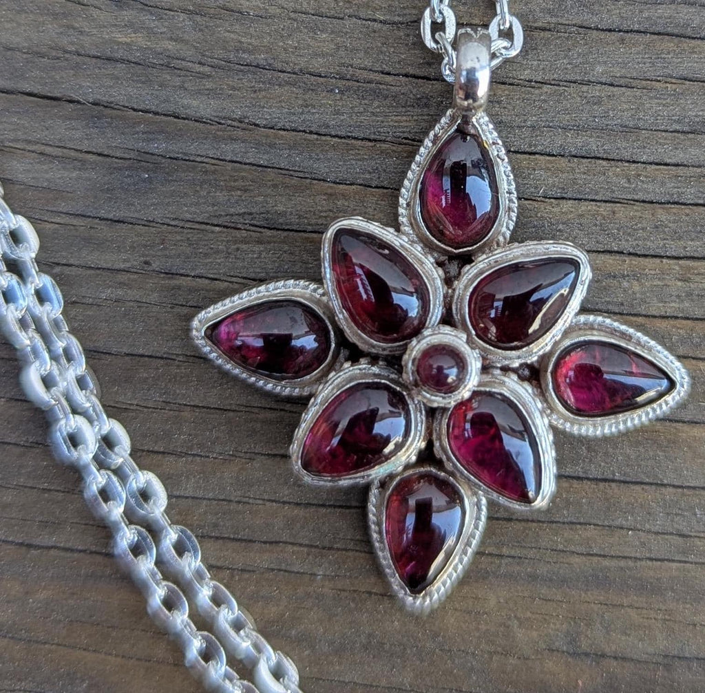 Silver Faceted garnet stone Pendant.(T1103-005)