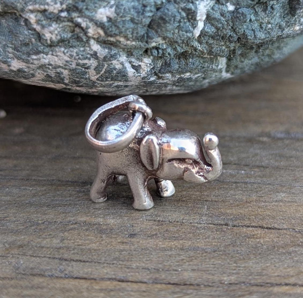 Silver Elephant Pendant(T1103-017)