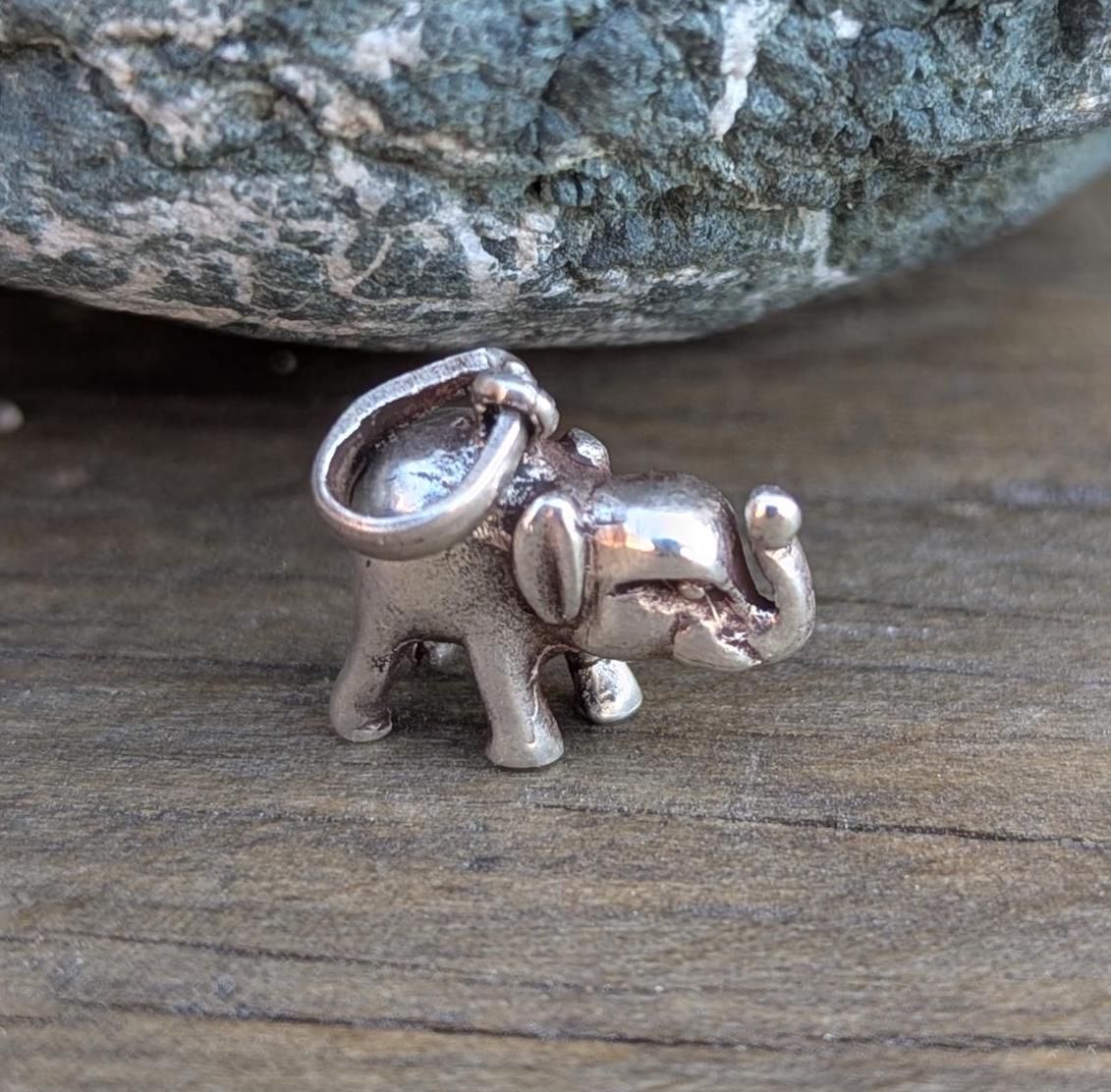 Silver Elephant Pendant(T1103-017)