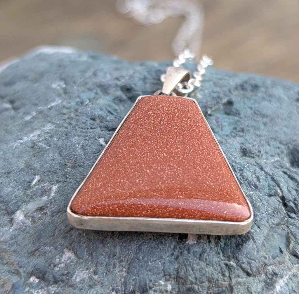 P3/13 - Natural Sunstone Pendant: 925 Sterling Silver (T12-013)