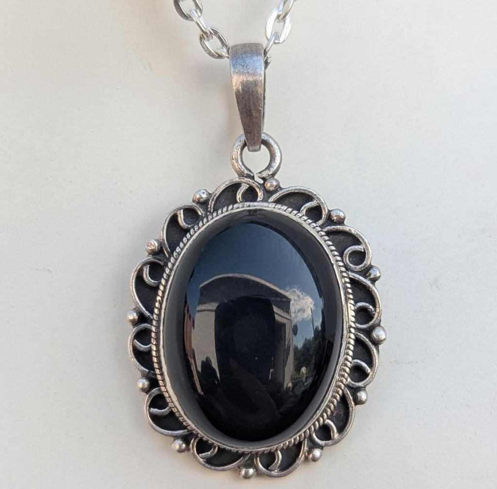 P3/15-17 - Natural Black Onyx Oval: 925 Sterling Silver Pendant (T12-015-17)