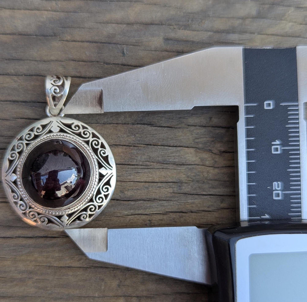 P3/15-17 - Natural Black Onyx Oval: 925 Sterling Silver Pendant (T12-015-17)
