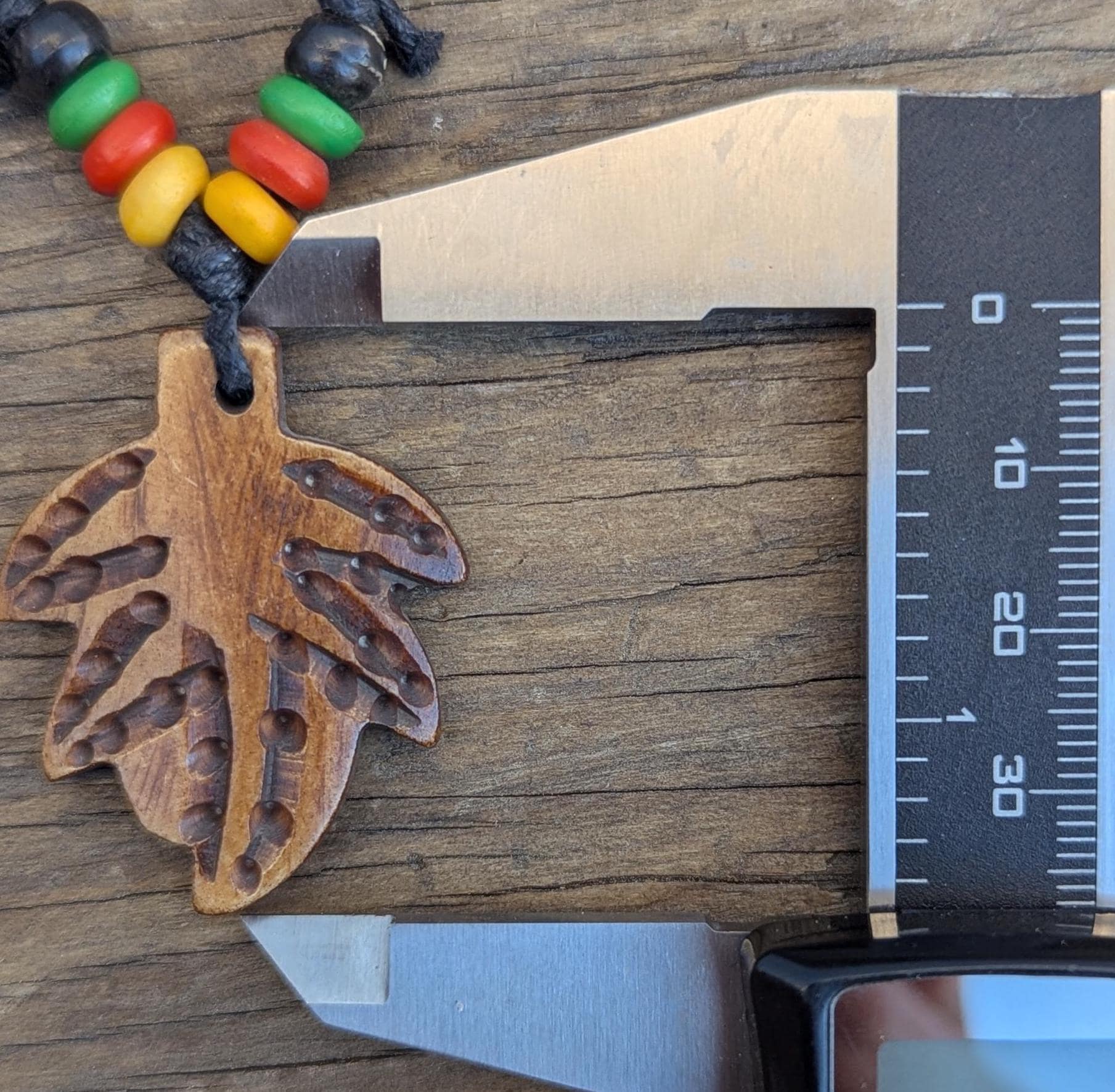 Yak bone hand carved Reggae Rasta leaf pendant (p6-040)