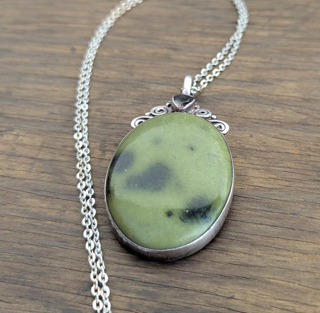 Vintage Serpentine pendant with crystal crown (p7-022)