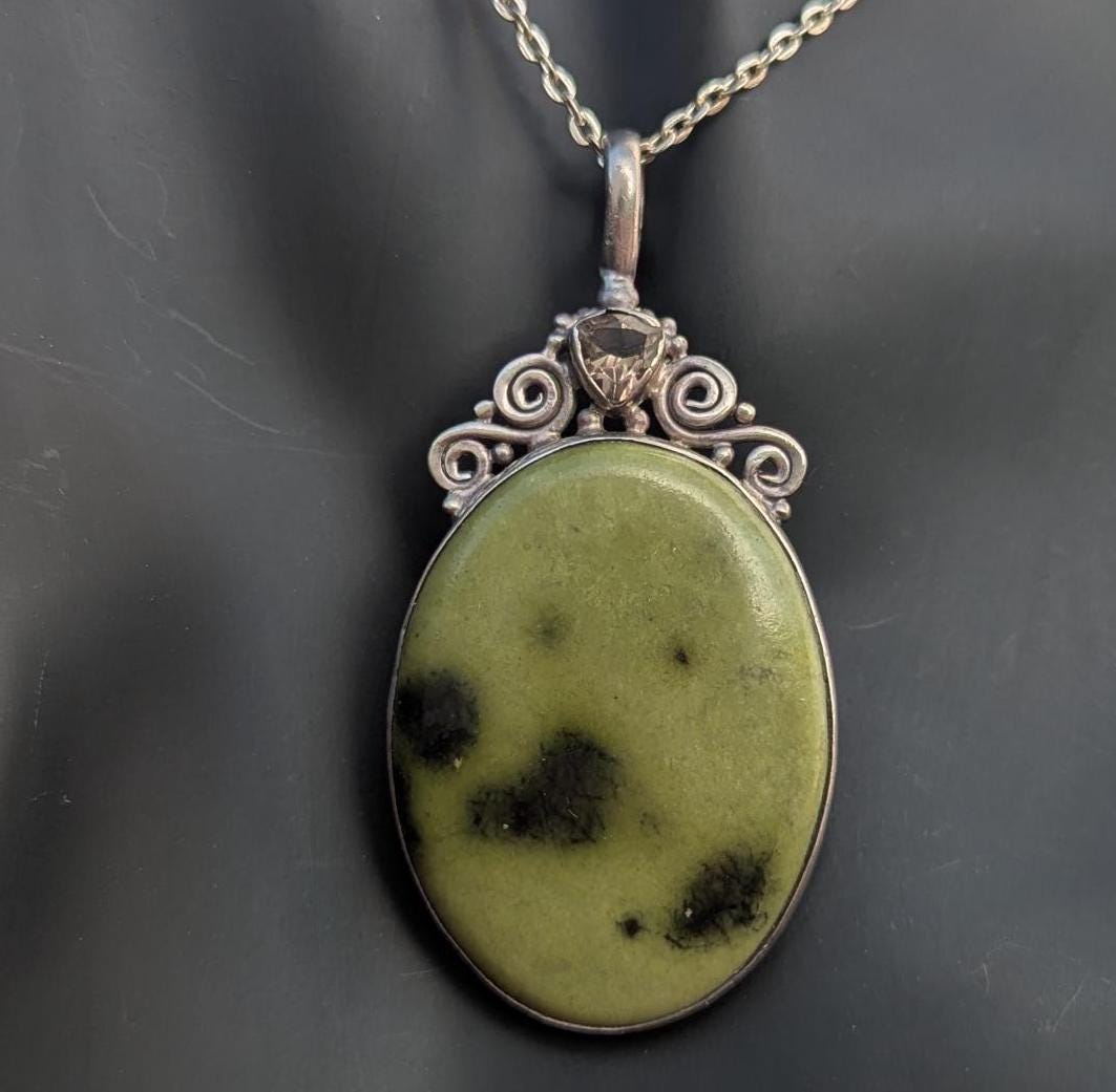 Vintage Serpentine pendant with crystal crown (p7-022)