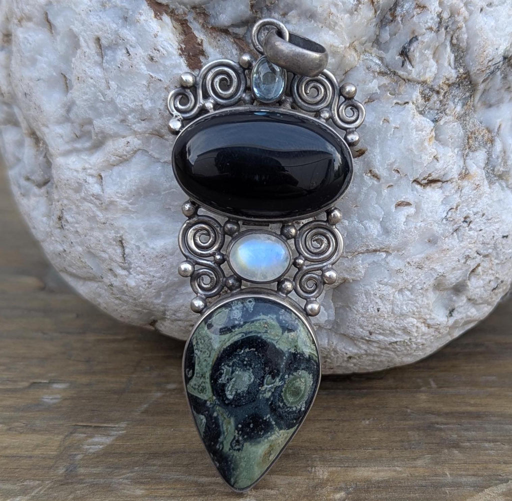 Vintage sterling silver pendant with serpentine and black onyx gemstone with crystal crown (p7-026)