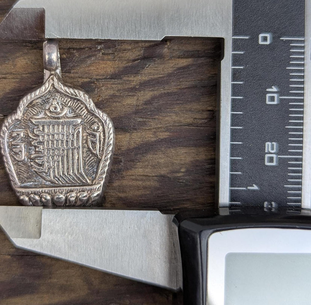 Handmade Tibetan sterling silver Om Mani Padme Hum medallion pendant (p7-038)