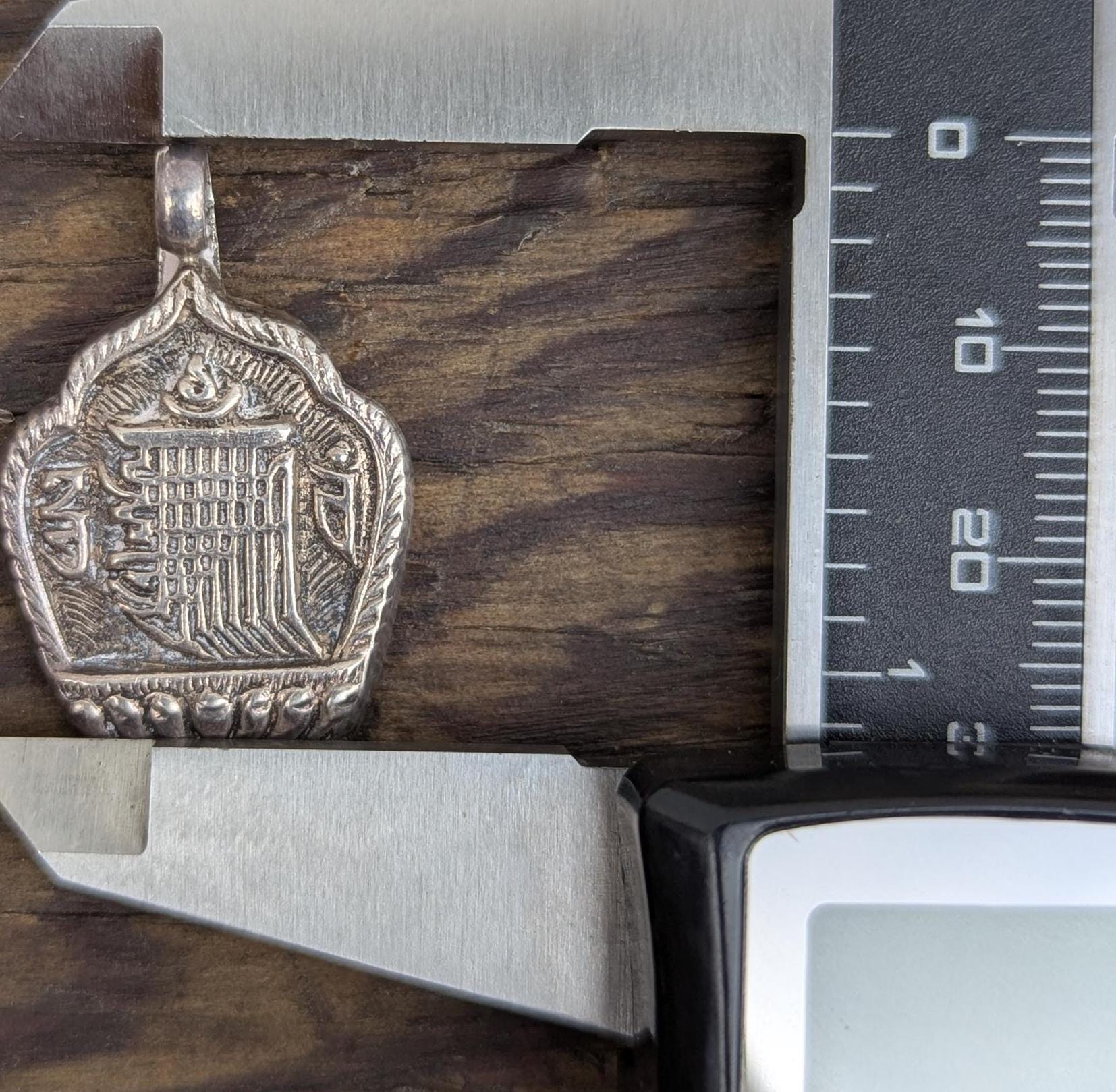 Handmade Tibetan sterling silver Om Mani Padme Hum medallion pendant (p7-038)