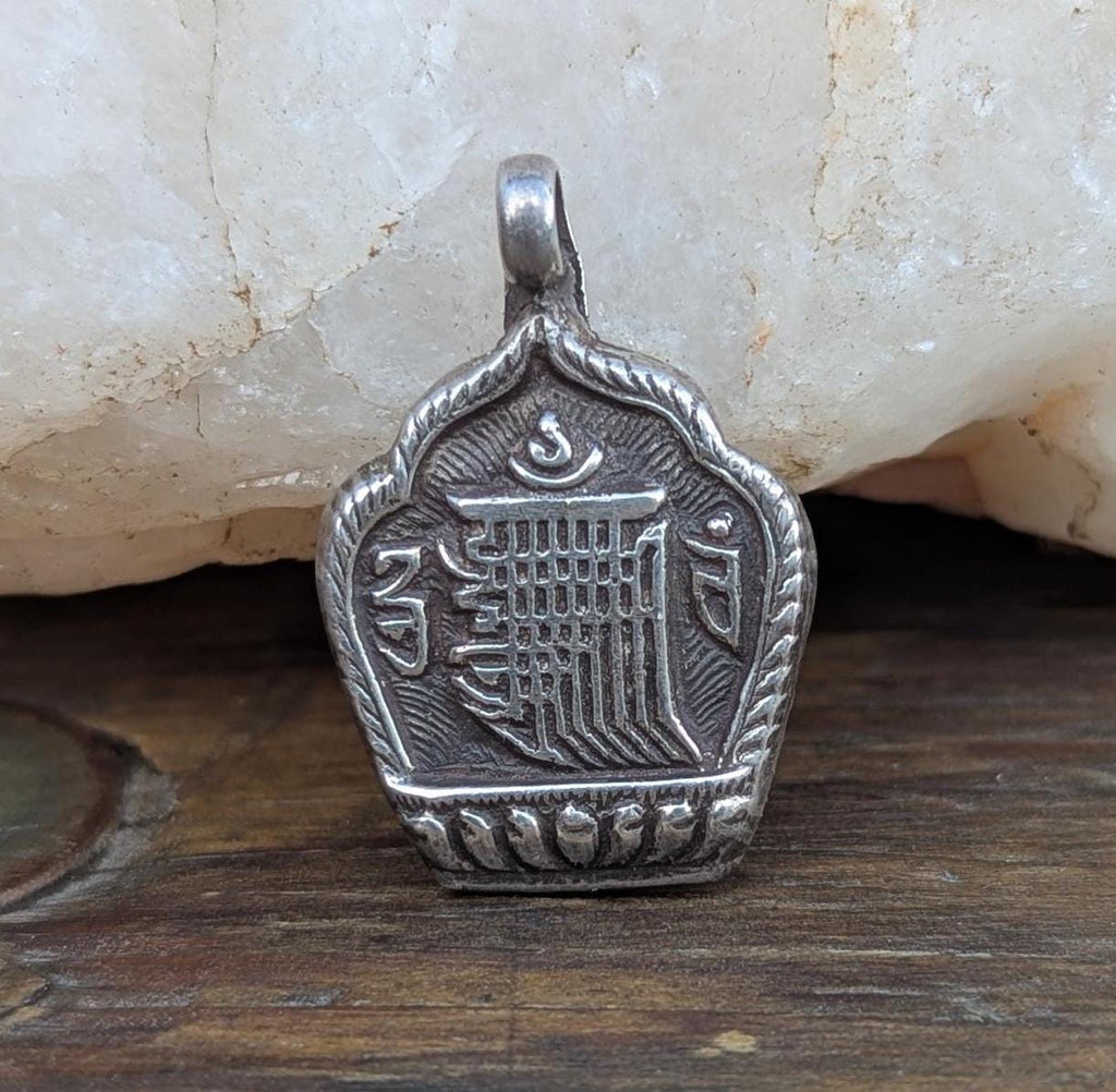 Handmade Tibetan sterling silver Om Mani Padme Hum medallion pendant (p7-038)