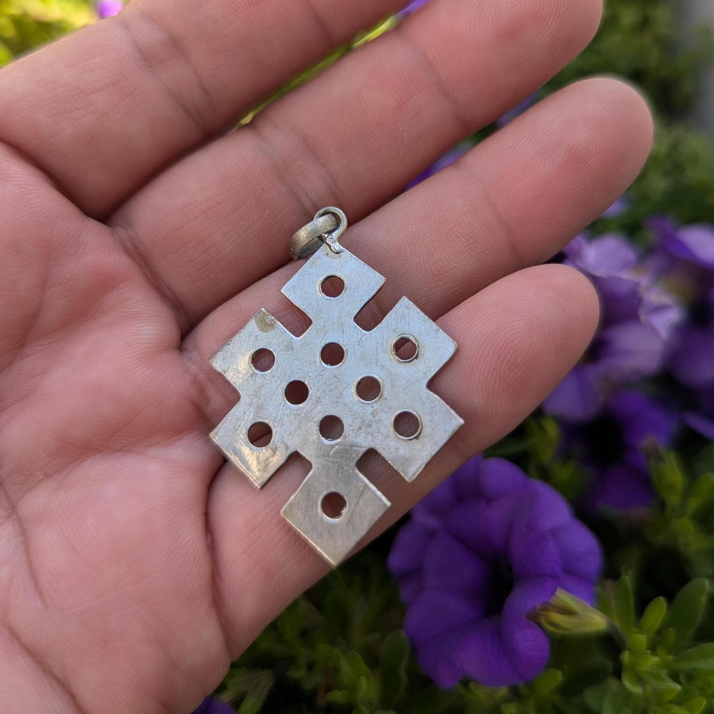 Endless-Knot Pendant with Turquoise from Nepal(T12-3/11) P5/11-