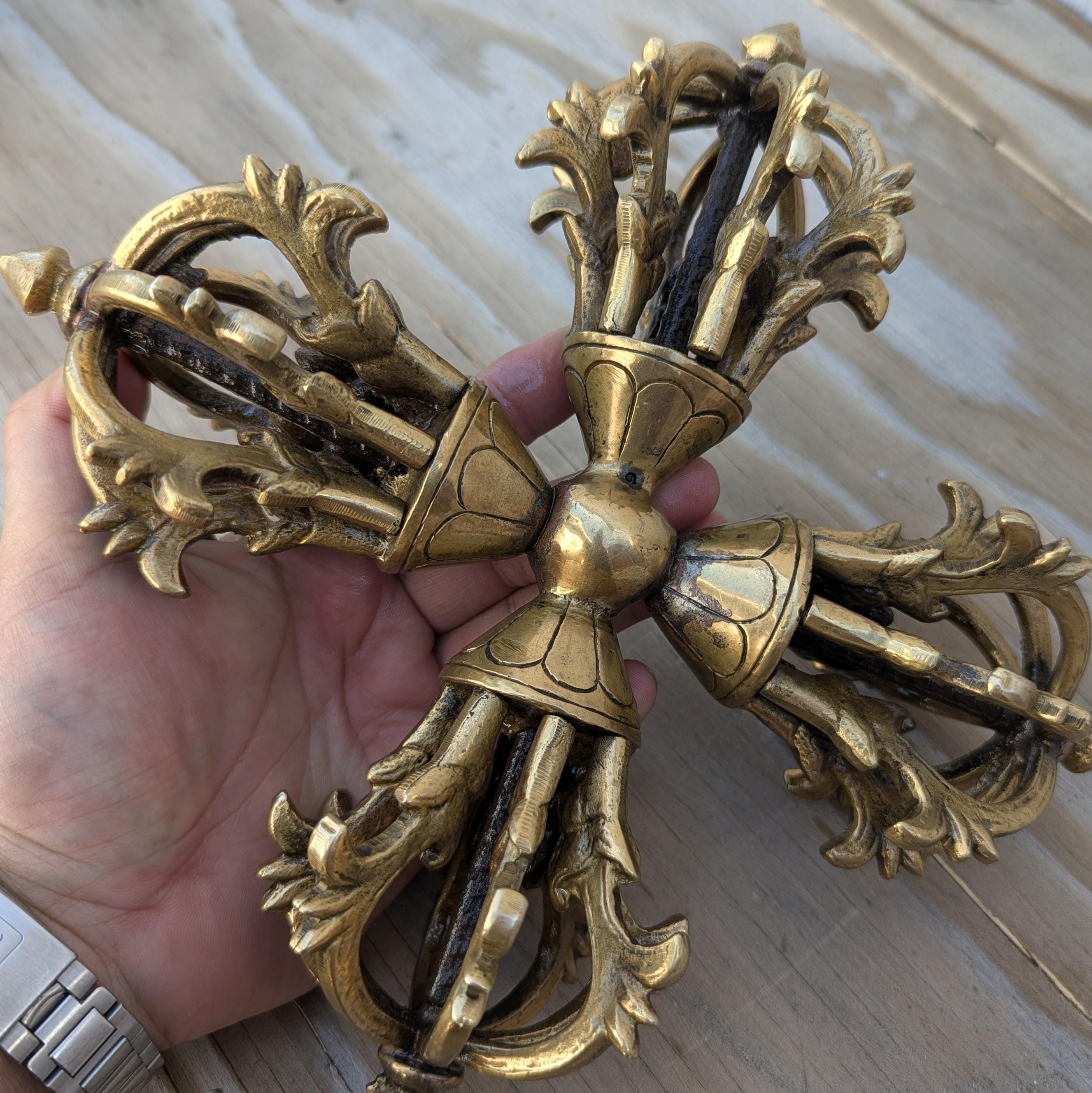 Double Dorjee Vajra, a Tibetan ritual art, is a Buddhist object used for meditation The thunderbolt (BBR3)